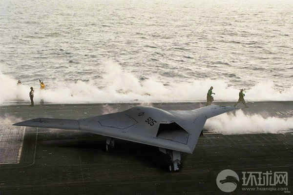 資料圖：X-47B無人機在林肯號航母上進(jìn)行系統(tǒng)連接測試。