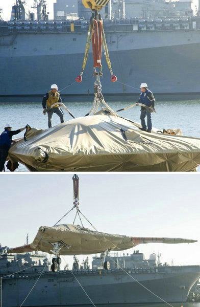資料圖：美國海軍人員將一架X-47B無人空戰(zhàn)系統(tǒng)驗證機運送到杜魯門號航母上。