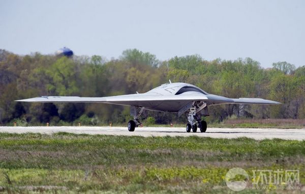 資料圖：X-47B無人機(jī)進(jìn)行飛行測試。