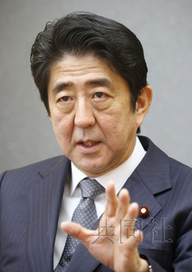 日本首相安倍晉三24日在官邸接受共同社采訪。