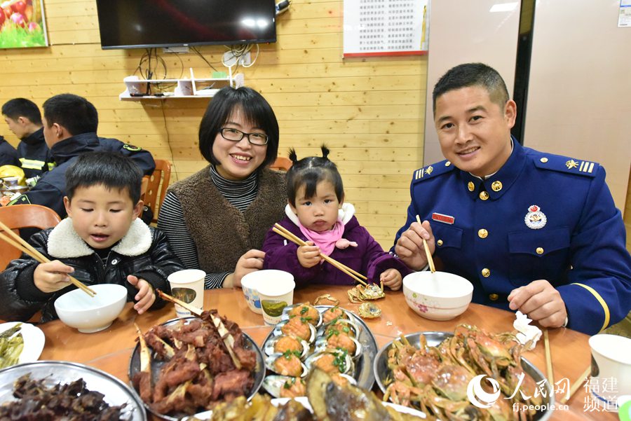 賴建華的妻兒是春運(yùn)的逆行者，今年過年來到大隊(duì)和他一起過年。 余杉芳攝