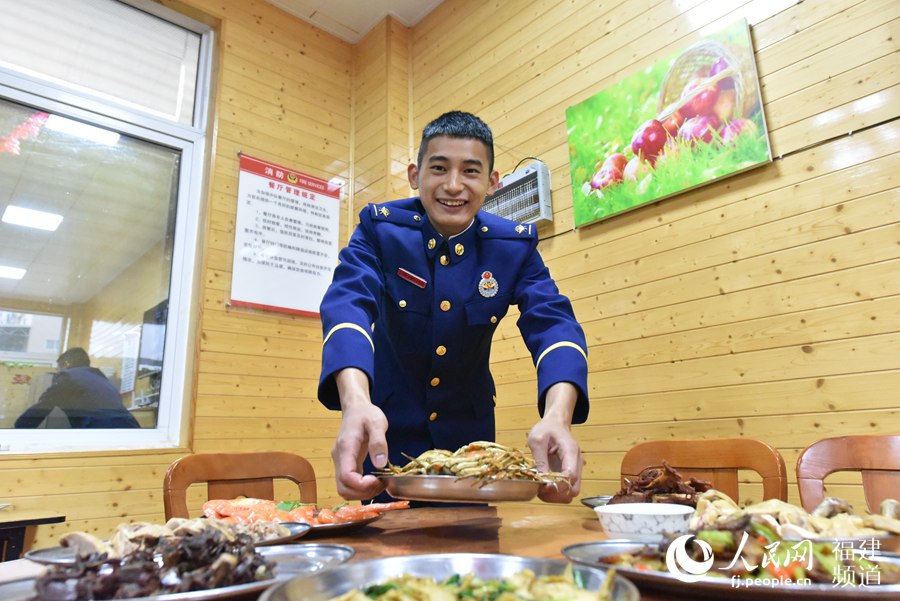 年夜飯不乏螃蟹這樣的海鮮。 余杉芳攝