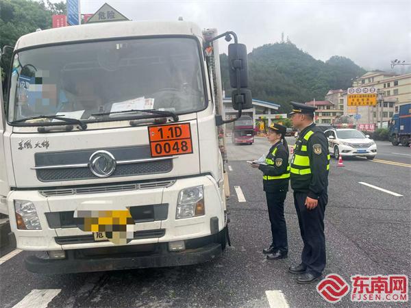 執(zhí)法人員現(xiàn)場檢查危險品運輸車輛.jpg 執(zhí)法人員現(xiàn)場檢查危險品運輸車輛.jpg