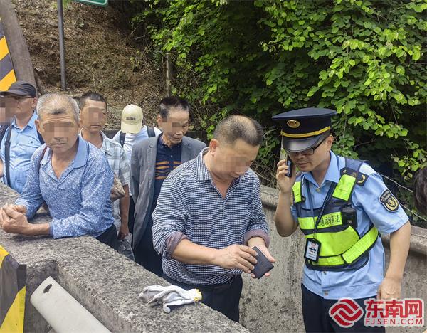 協(xié)助司機撥打12122報警.jpg 協(xié)助司機撥打12122報警.jpg