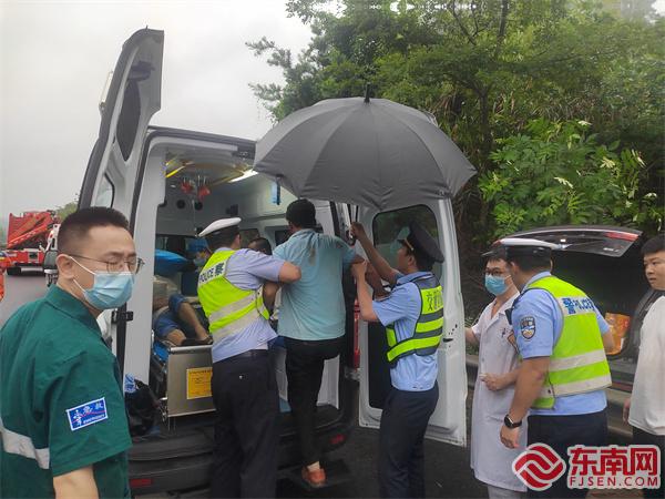 各部門合力轉(zhuǎn)移傷員.jpg 各部門合力轉(zhuǎn)移傷員.jpg