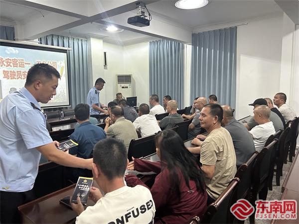 執(zhí)法人員向企業(yè)人員發(fā)放宣傳材料.jpg 執(zhí)法人員向企業(yè)人員發(fā)放宣傳材料.jpg