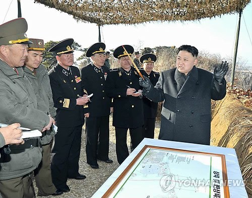朝軍25日在東海元山一帶進行了大規(guī)模國家級聯(lián)合軍演，金正恩親自參觀了此次軍演。(韓聯(lián)社)