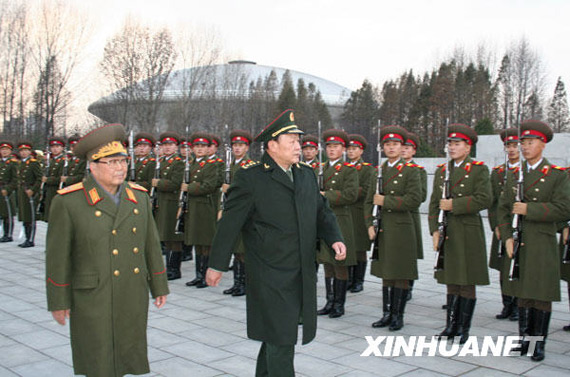 11月22日，中國國務(wù)委員兼國防部長梁光烈（右）在朝鮮人民武力部部長金永春次帥的陪同下，在平壤祖國解放戰(zhàn)爭勝利紀(jì)念塔廣場檢閱朝鮮人民軍儀仗隊(duì)。