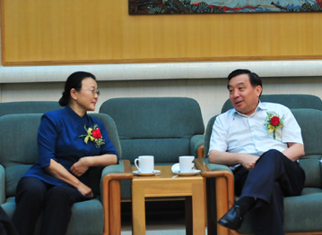 中宣部副部長，中央外宣辦、國務(wù)院新聞辦主任王晨同志(右)人民日報(bào)社副總編輯馬利同志