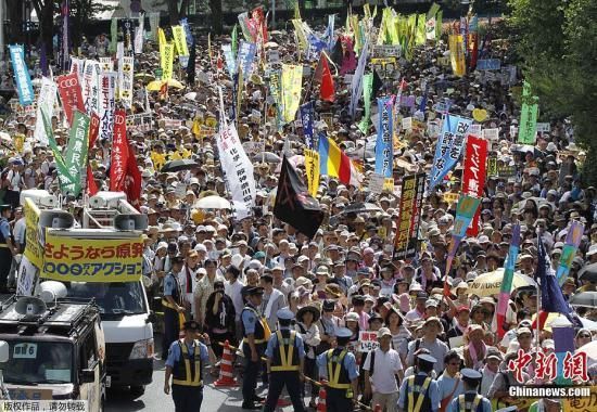 資料圖：當(dāng)?shù)貢r(shí)間7月16日，日本東京爆發(fā)“再見(jiàn)核電站”大集會(huì)。據(jù)主辦方透露，約有17萬(wàn)人參加了此次活動(dòng)。集會(huì)者呼吁關(guān)閉日本所有核電站，實(shí)現(xiàn)“無(wú)核化”。