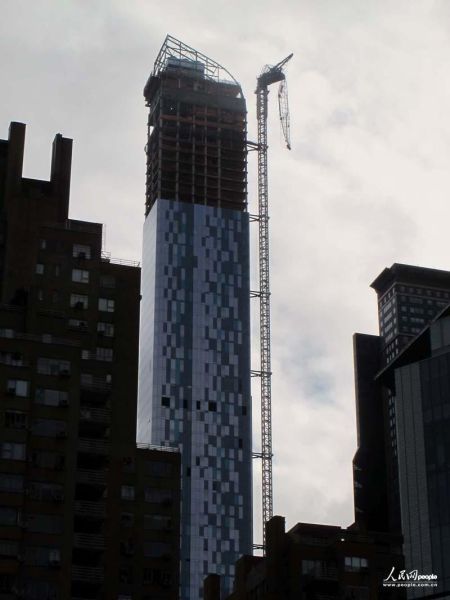 one57大樓折斷的吊長成為新奇觀。人民網(wǎng)記者 任建民 攝