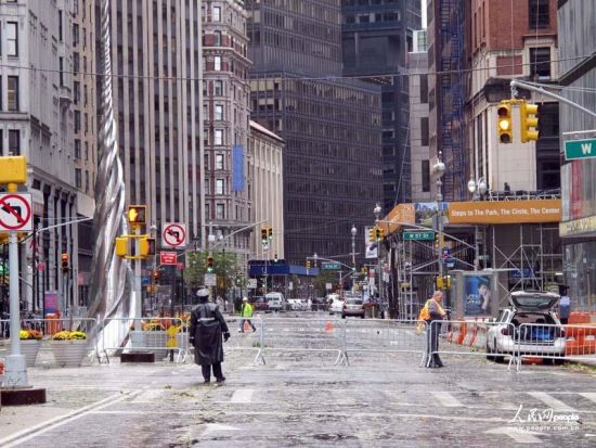 警察在整個街區(qū)四面入口拉上了警戒線。人民網(wǎng)記者 任建民 攝