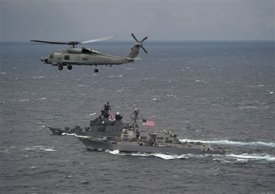 2011年1月10日，美國海軍驅(qū)逐艦與日本海上自衛(wèi)隊“鞍馬”號驅(qū)逐艦在日本長崎縣附近海域舉行聯(lián)合海上演習(xí)。資料圖片
