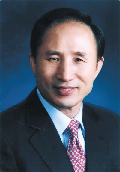 李明博（韓國總統(tǒng)）為“私宅門”向國民道歉，并親自批準法案，調(diào)查自己的家人。