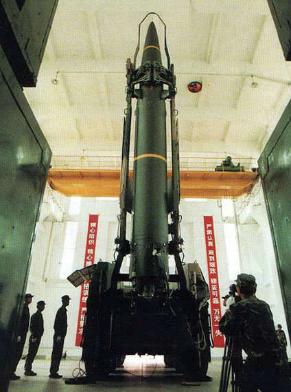 資料圖：二炮東風(fēng)-11型戰(zhàn)術(shù)地地導(dǎo)彈起豎。