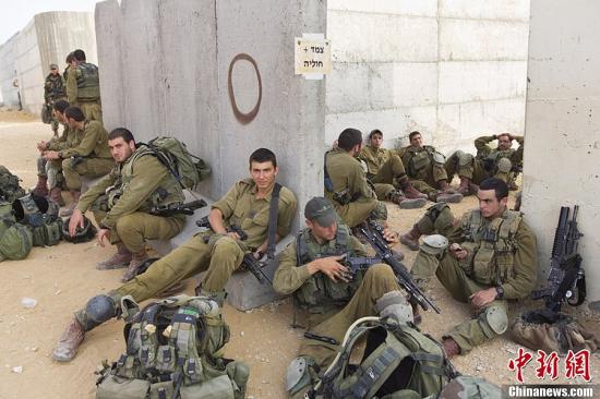 當地時間2012年11月17日，以色列與加沙邊界，以色列國防軍（IDF）傘兵大隊進行訓練，為在加沙地帶的軍事行動做準備。圖片來源：CFP視覺中國src=