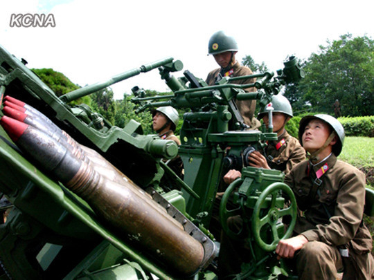 資料圖：當(dāng)?shù)貢r間2012年8月23日，朝中社公布了朝鮮士兵進(jìn)行強(qiáng)化戰(zhàn)斗訓(xùn)練的圖片。