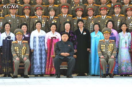 金正恩與戰(zhàn)士等合影留念。