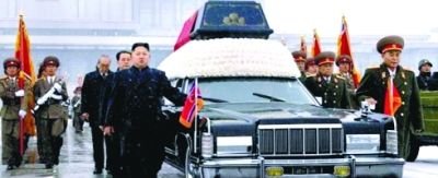 去年12月金正日出殯時，位于右側(cè)前方的是前總參謀長李英浩，其后是前人民武裝力量部部長李永春