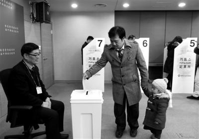 5日，北京，很多韓國人帶孩子來大使館投票。選民說，希望能夠從小培養(yǎng)孩子的權(quán)利意識。新京報(bào)記者 韓旭陽 攝