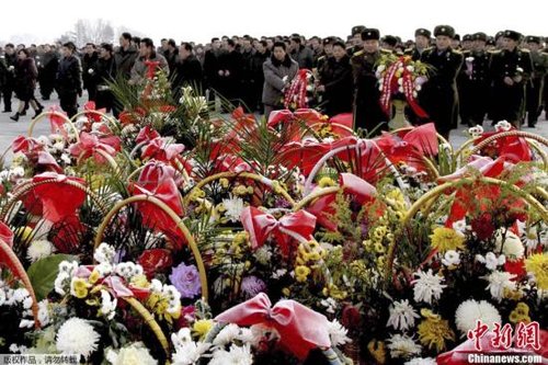 據(jù)朝中社報(bào)道，當(dāng)?shù)貢r(shí)間12月16日，朝鮮人民軍官兵、各階層人民和青少年學(xué)生前往萬壽臺，為朝鮮已故領(lǐng)導(dǎo)人金日成和金正日銅像獻(xiàn)花。據(jù)悉，12月17日是朝鮮已故最高領(lǐng)導(dǎo)人金正日逝世一周年紀(jì)念日。