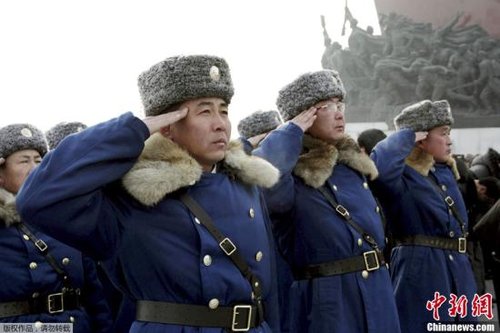 據(jù)朝中社報(bào)道，當(dāng)?shù)貢r(shí)間12月16日，朝鮮人民軍官兵、各階層人民和青少年學(xué)生前往萬(wàn)壽臺(tái)，為朝鮮已故領(lǐng)導(dǎo)人金日成和金正日銅像獻(xiàn)花。據(jù)悉，12月17日是朝鮮已故最高領(lǐng)導(dǎo)人金正日逝世一周年紀(jì)念日。 