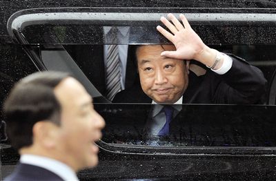 15日，東京，野田佳彥首相黯然揮手離開拉票現(xiàn)場，這似乎預(yù)示著民主黨在大選中的慘敗。16日，野田佳彥在敗選后宣布辭去民主黨黨首職位。