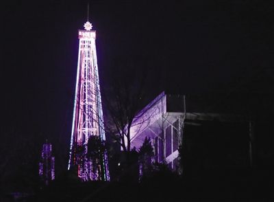 22日，朝韓軍事分界線附近愛妓峰山頂，韓國宗教團體點亮了一棵30米高的巨大圣誕樹，被朝鮮指責為心理戰(zhàn)。