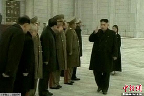 資料圖：當?shù)貢r間12月17日，朝鮮平壤，金正恩攜夫人李雪主及黨政軍高層干部參謁錦繡山太陽宮，紀念金正日逝世一周年。