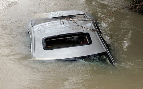 在英國艾克塞斯，一輛車被洪水淹沒。