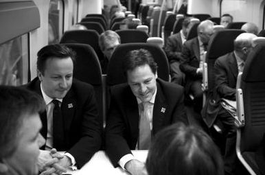 　2012年1月9日，英國(guó)首相卡梅倫(左)與副首相克萊格(右)乘火車前去參加會(huì)議。