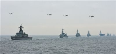 2012年10月14日，日本海上自衛(wèi)隊舉行閱艦式。2013年，日本自衛(wèi)隊時隔11年首增防衛(wèi)預(yù)算。資料圖片