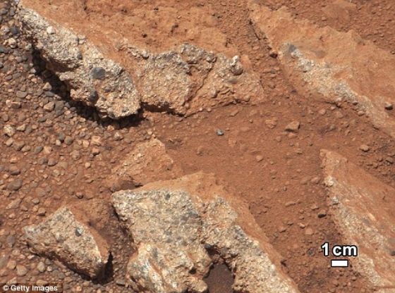 火星上一塊被稱(chēng)之為“林克”的露出地面的巖層，四周的灰塵呈紅褐色。這一發(fā)現(xiàn)證明火星表面曾出現(xiàn)溪流