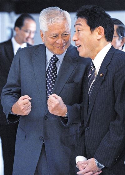 10日，馬尼拉，正在菲律賓訪問(wèn)的日本外相岸田文雄（右）與菲外長(zhǎng)羅薩里奧交談。