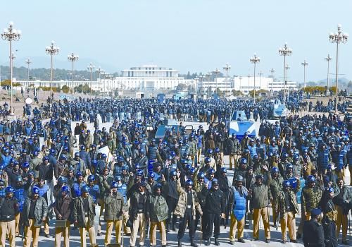15日上午，大批警察在巴基斯坦首都伊斯蘭堡總統(tǒng)府前警戒。