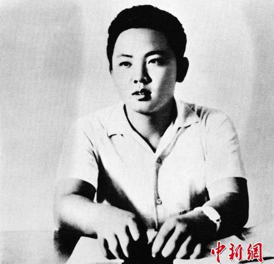 圖為朝鮮已故最高領(lǐng)導(dǎo)人金正日于1963年10月拍攝的大學時期照片。