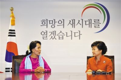 29日，首爾，韓國候任總統(tǒng)樸槿惠與來訪的昂山素季會面。