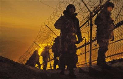 2012年12月26日，新年將至，韓國陸軍28師官兵在軍事分界線附近巡邏。