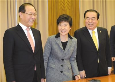 協(xié)商 2月7日，樸槿惠（中）在國(guó)會(huì)同新國(guó)家黨黨首黃祐呂（左）、民主統(tǒng)合黨非常對(duì)策委員會(huì)委員長(zhǎng)文喜相舉行會(huì)談。