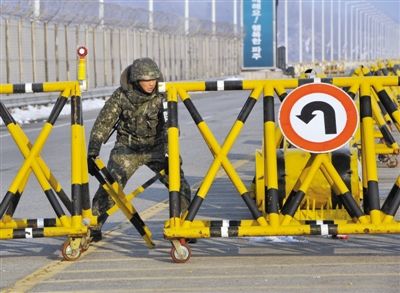 2月13日，朝韓邊境，韓國(guó)方面在通往朝鮮金剛山工業(yè)園區(qū)的韓國(guó)道路上設(shè)置路障。