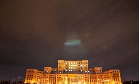 照片中，羅馬尼亞議會大樓上空出現(xiàn)神秘光圈。有人認(rèn)為這是UFO。