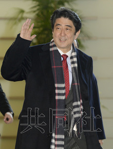 圖為2月21日上午安倍步入官邸。