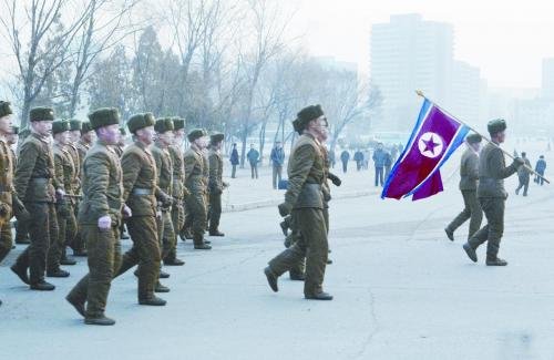 16日，一隊朝鮮士兵走過平壤街頭。