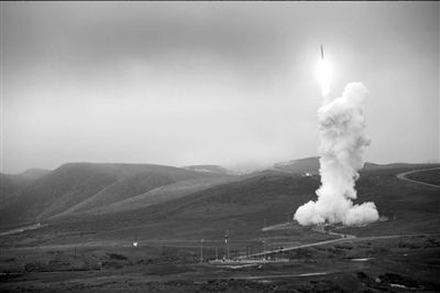 范登堡空軍基地，一枚攔截導彈發(fā)射升空。