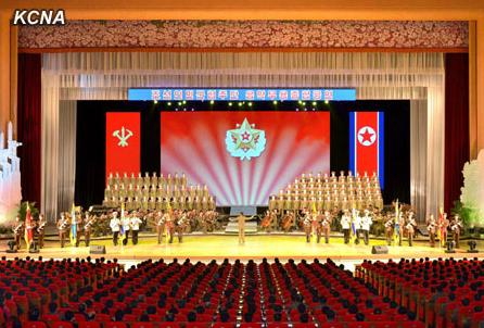 朝鮮人民軍協(xié)奏團(tuán)9日舉辦名為《用白頭山槍桿子贏取最后勝利》的音樂舞蹈綜合演出，慶祝金正日出任朝鮮國防委員會委員長20周年。