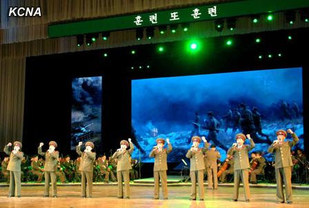 朝鮮人民軍協(xié)奏團(tuán)9日舉辦音樂(lè)舞蹈綜合演出，慶祝金正日出任朝鮮國(guó)防委員會(huì)委員長(zhǎng)20周年。
