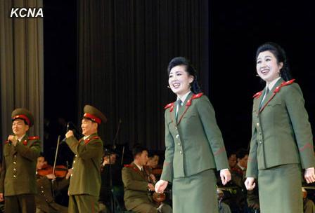 朝鮮人民軍協(xié)奏團9日舉辦名為綜合演出，慶祝金正日出任朝鮮國防委員會委員長20周年