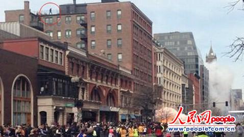 目擊者丹·蘭帕里奧拍攝的照片中，案發(fā)現(xiàn)場建筑屋頂?shù)目梢扇宋锍蔀門witter熱議話題。 圖片來自網(wǎng)絡(luò)