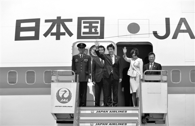 4月28日，日本首相安倍晉三攜夫人一同前往俄羅斯，交流領(lǐng)土和經(jīng)濟(jì)合作問題。這是日本首相十年來首次正式訪問俄羅斯。