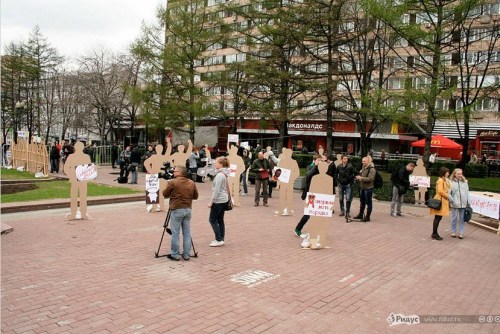 莫斯科市中心新普希金花園6日爆發(fā)“紙片人”集會，諷刺真實(shí)游行活動無意義